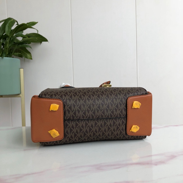 マイケルコースバッグ側面デザイン